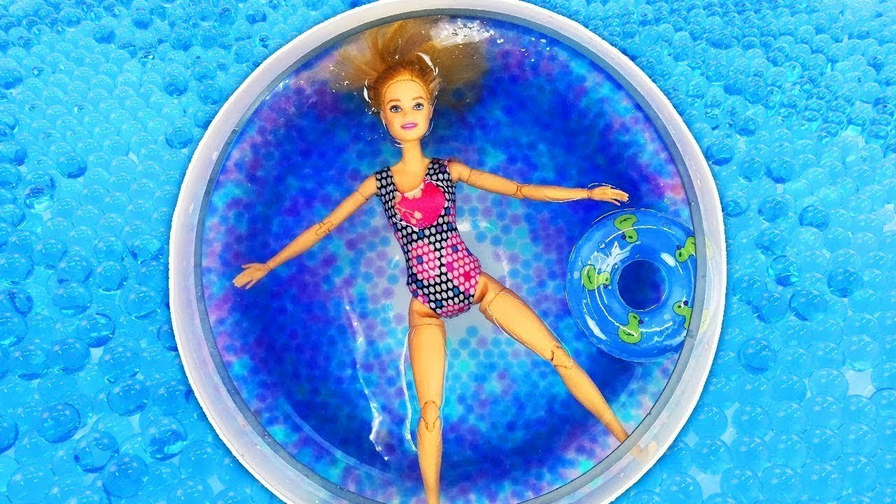 Barbie Water Fun at the Swimming Pool: Barbie Dolls Pool Party