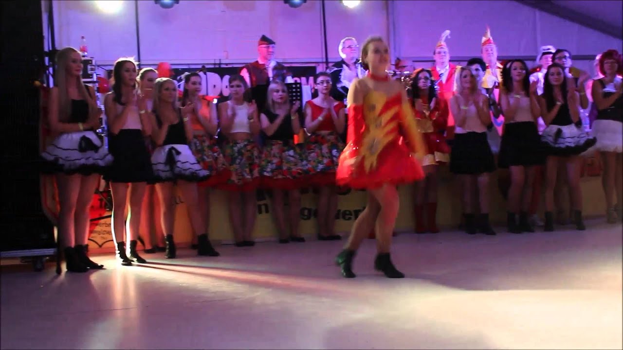 Funkenmariechen Elea beim 1. Tagewerbener Carnevalsverein