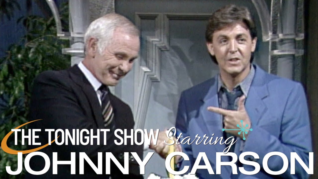 Пол Маккартни дарит Джонни праздничный торт | Carson Tonight Show