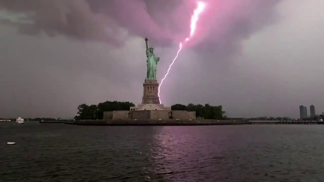 Tempesta su New York: un fulmine sembra colpire la Statua della Libertà