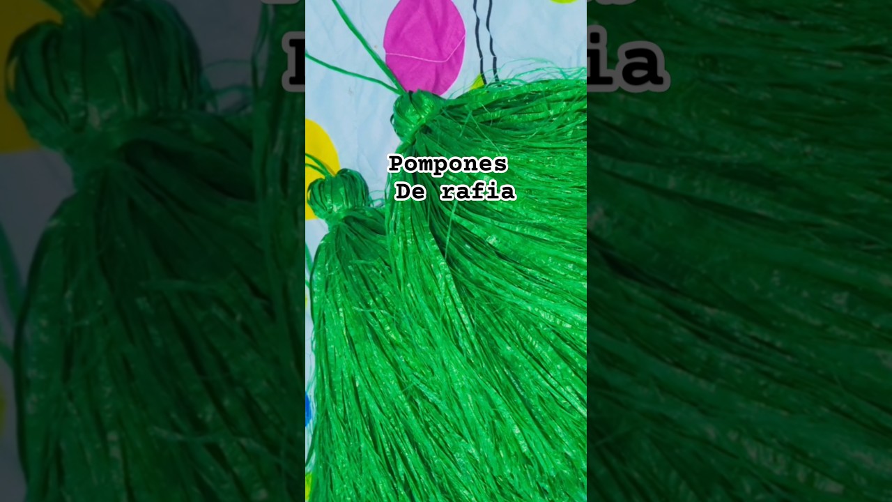 C&oacute;mo hacer pompones con rafia. V&iacute;deo completo en el canal. #shortvideo #pompones