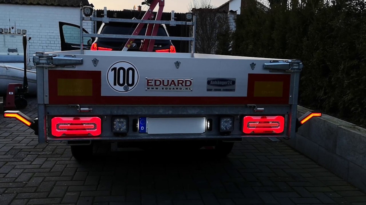 Neon LED R&uuml;ckleuchten mit dynamischen Blinkern f&uuml;r einen PKW Anh&auml;nger