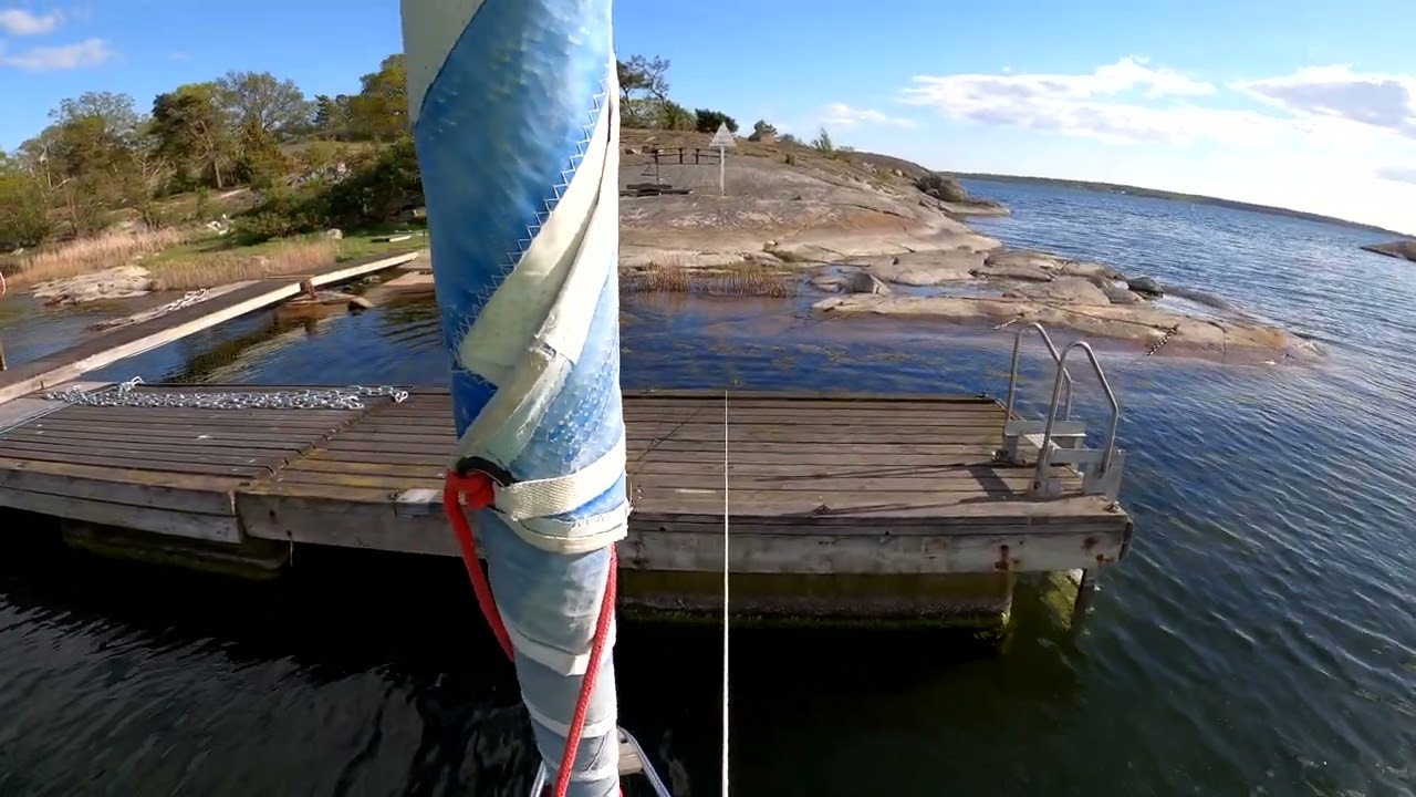 L&auml;gga till med segelb&aring;t sj&auml;lv vid bryggan p&aring; bojf&ouml;rt&ouml;jning 4k