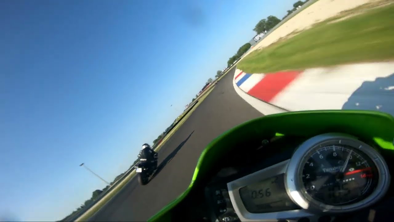 Triumph Street Triple 675 Chasing BMW M1000R on Track