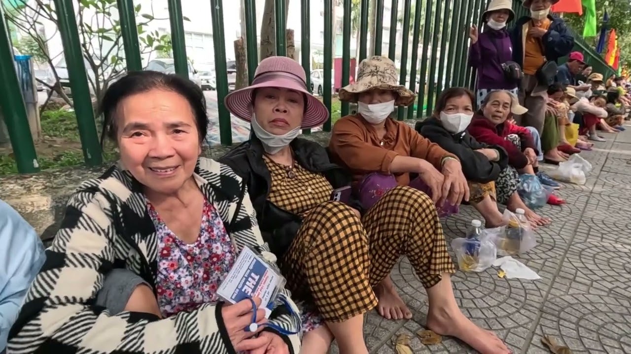 Tấm lòng của Cô Bích Thu ở Mỹ thương mời bệnh nhân cơm trưa ngon miệng |Trân Trân Huế thương