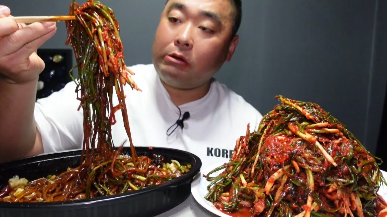 대한민국 독보적인 캐릭터 유일하게 파김치  먹을려고  짜장라면  먹는남자 ㅋㅋ