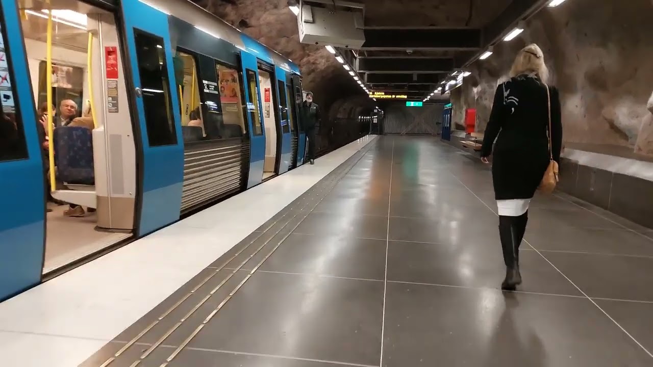 Linje 10 mot Hjulsta ankommer Fridhemsplan. Stockholm Sweden Metro C20.