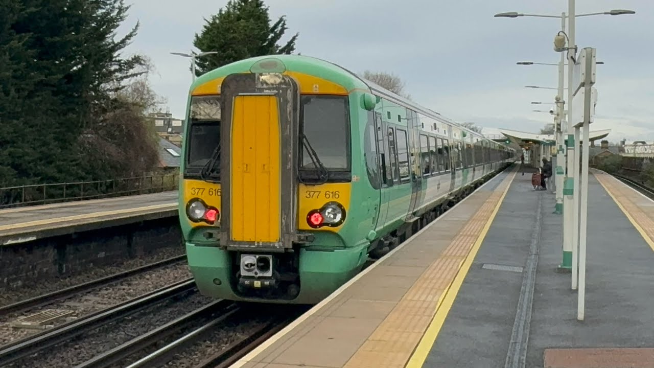 Trains at Balham, 20/12/23