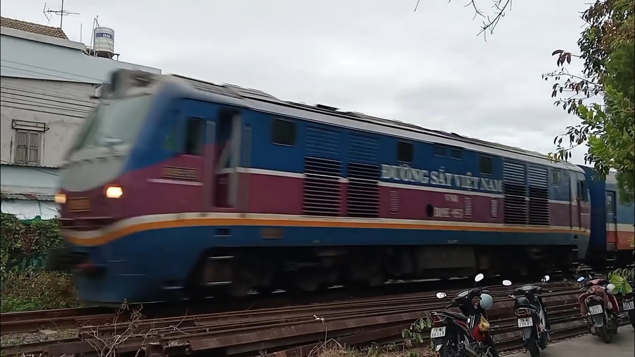 [ Tàu Tết 2026 ] D19E-953 kéo tàu #SE16 | 7:05 - 10/2/2026
