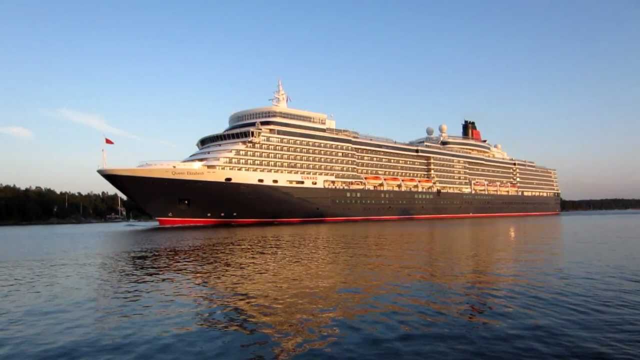 MS Queen Elizabeth passerar Furusund