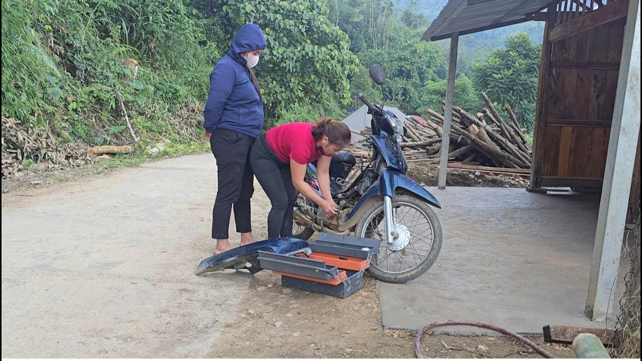 After days of moving and building a prefabricated house, the girl completed the repaired house.
