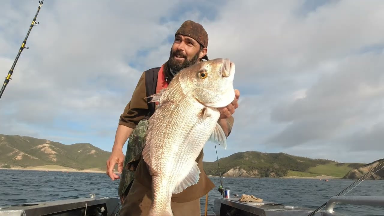 Houhora Mussel Farm Fishing with Matt [ Winter Mussel Barge Session