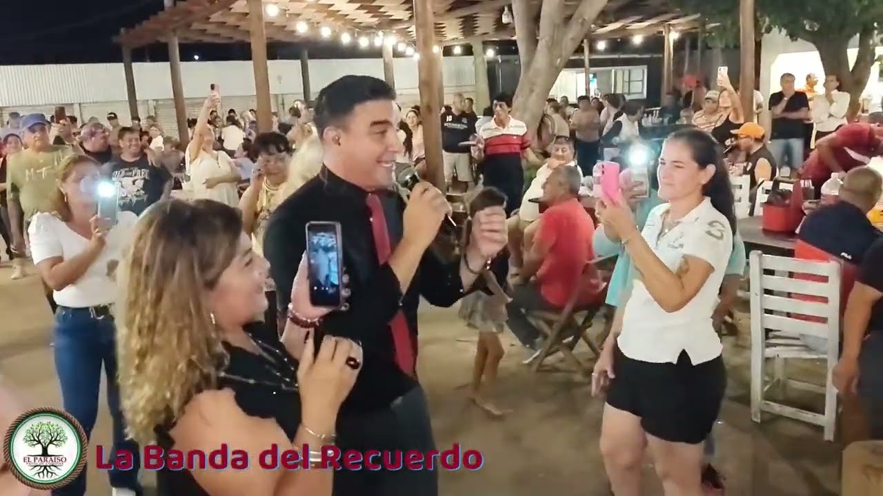Dia de La Mujer en El Paraíso Patio de Comidas - La Banda del Recuerdo
