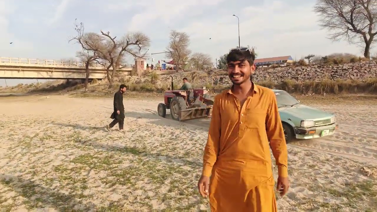 پھنسی ہوئی گاڑی دریا سے اخر نکالی گئی