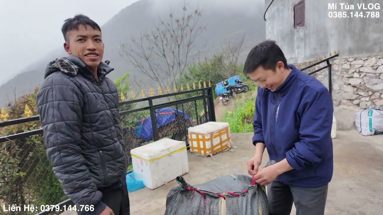 Bác Trưởng Thôn Hoang Mạc Đá Anh Phứ Anh Sình Bí Thư Vui Tính Nhận Cá Kho Của Cô Thanh.Mí Tủa VLOG