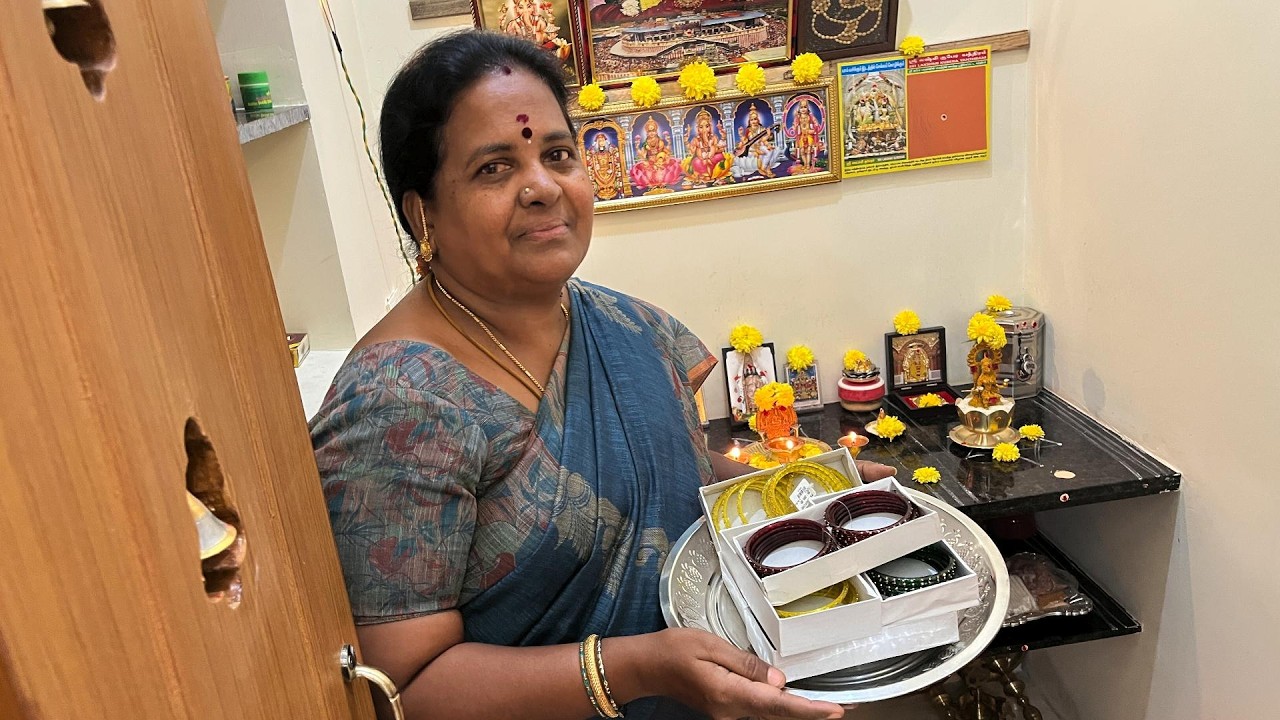 பிரியாவுக்கு 7 வது மாசம் வளைகாப்புக்கு வாங்கின வளையல்கள்