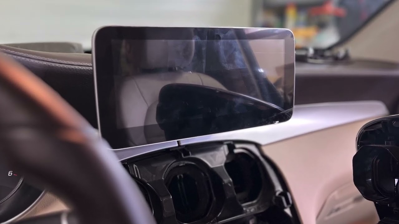 Wymiana fabrycznego ekranu NTG5 w Mercedesie GLC na dotykowy ekran 10,25” z android i kamerą.