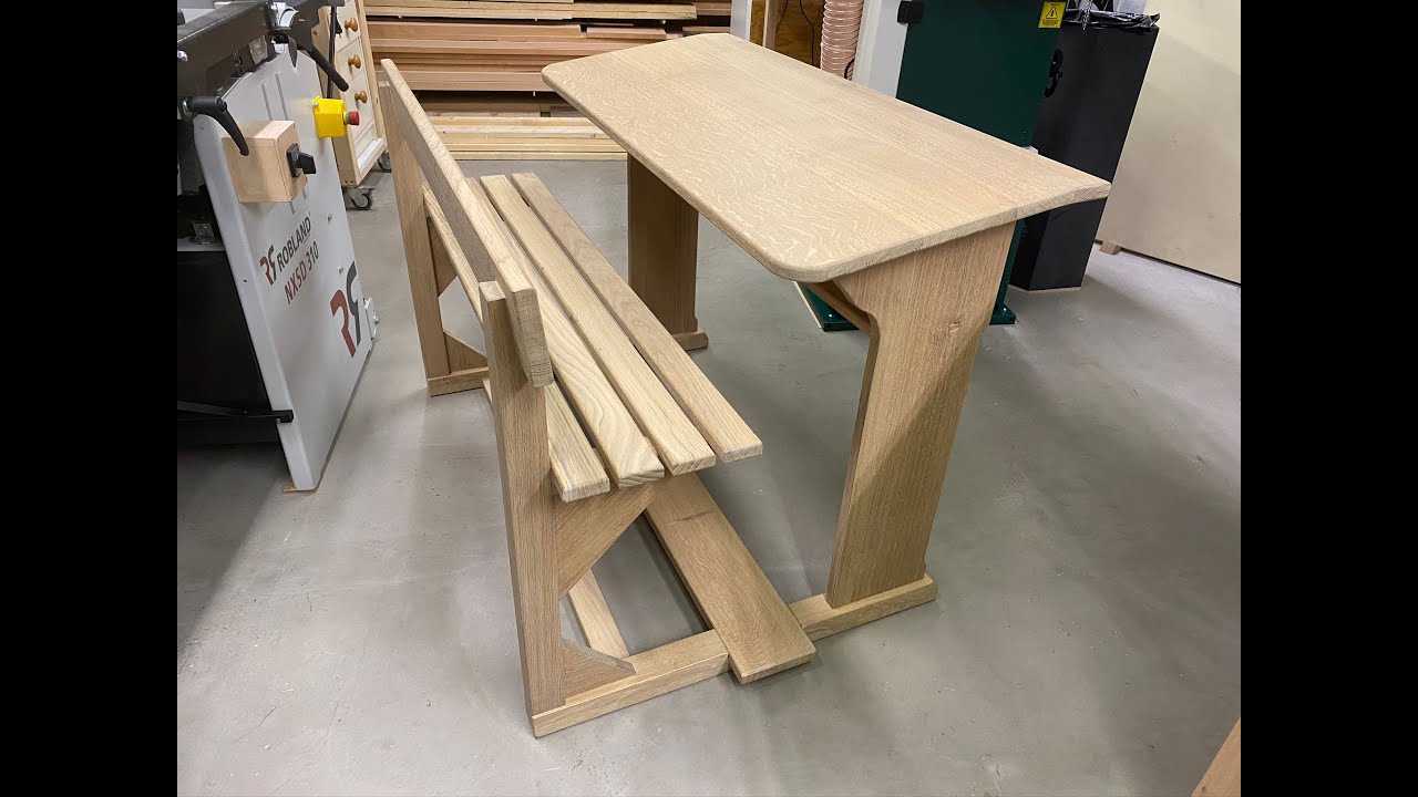Un banc d'écolier en chêne massif