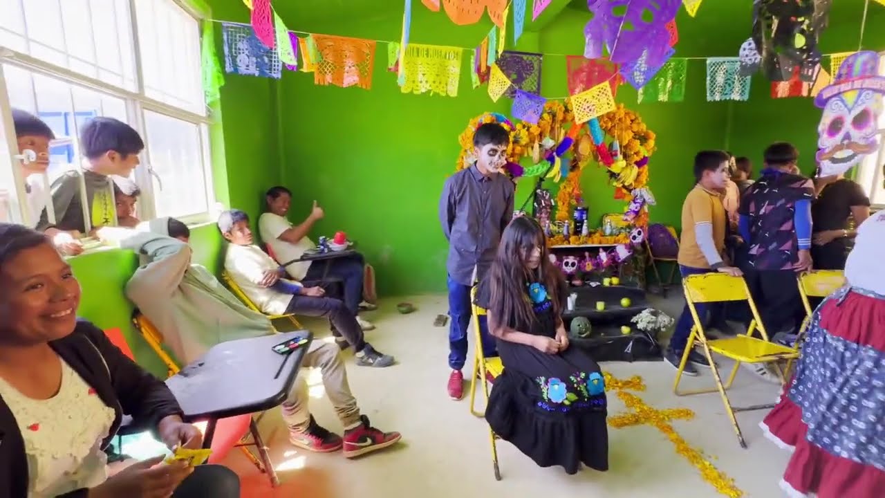 Exposición de Ofrendas de Dia de Muertos, Escuela Telesecundaria en Santiago Petlacala Oaxaca.