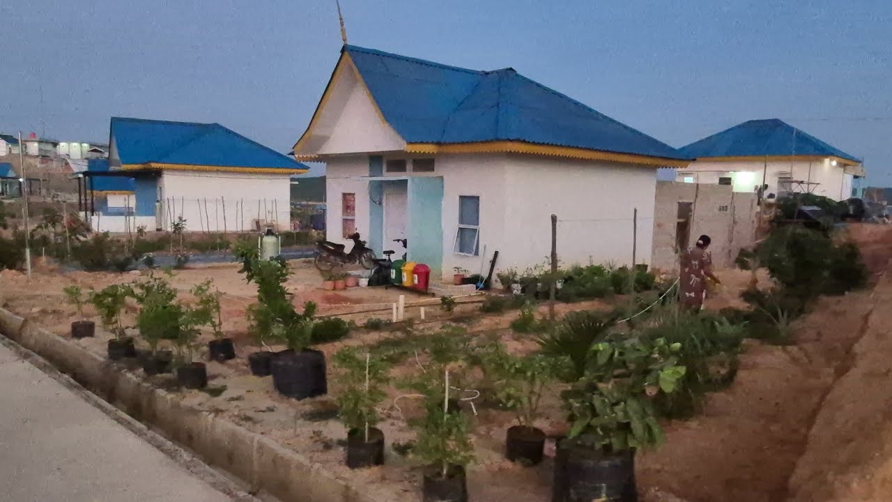 SUASANA PAGI DI PERMUKIMAN TRANSMIGRASI LOKAL REMPANG, BATAM, KEPULAUAN RIAU