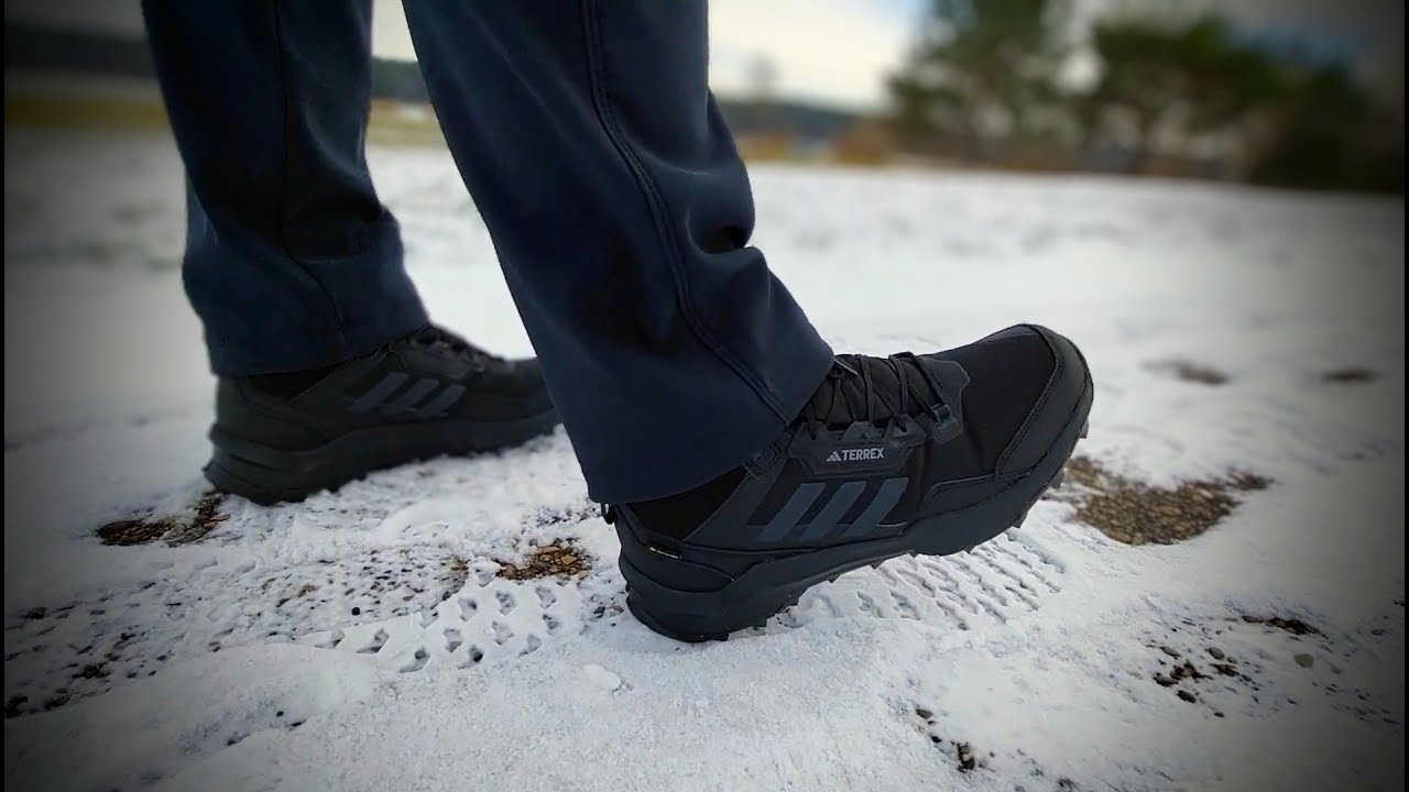 Adidas Terrex AX4 Mid GTX.