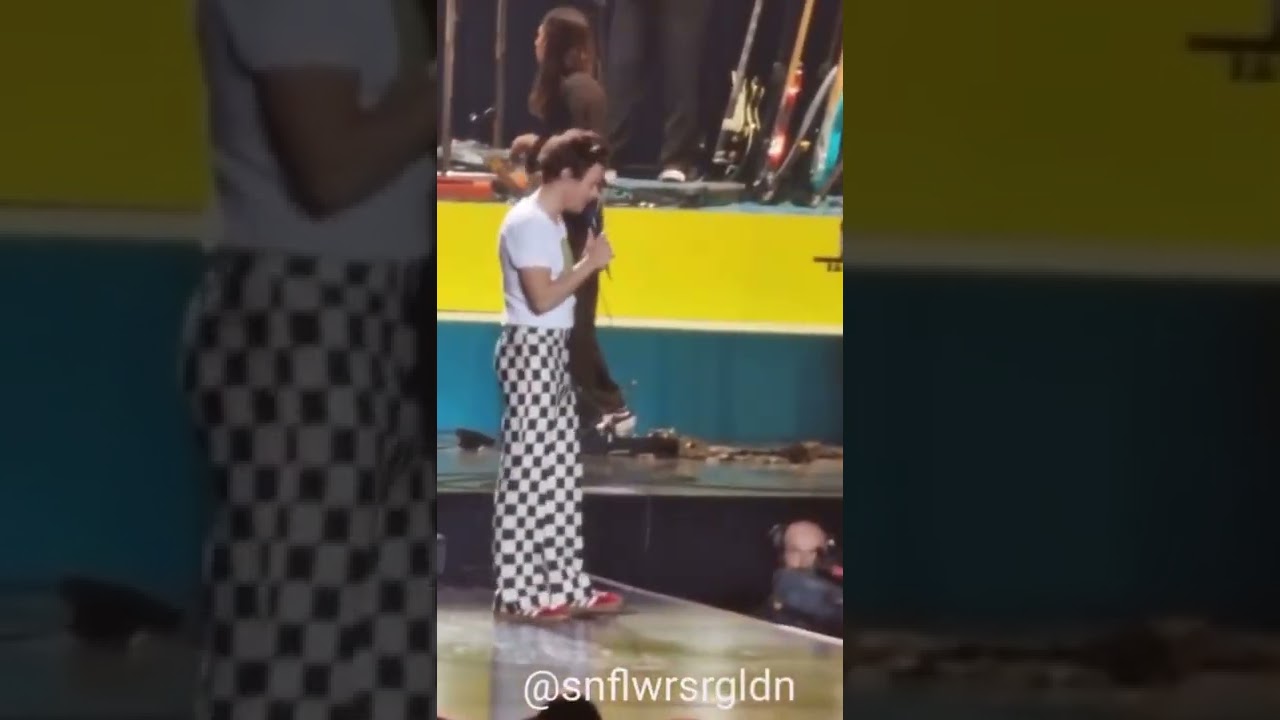Harry Styles giving an advice to a fan about her ex boyfriend in Vienna, love on tour 2022