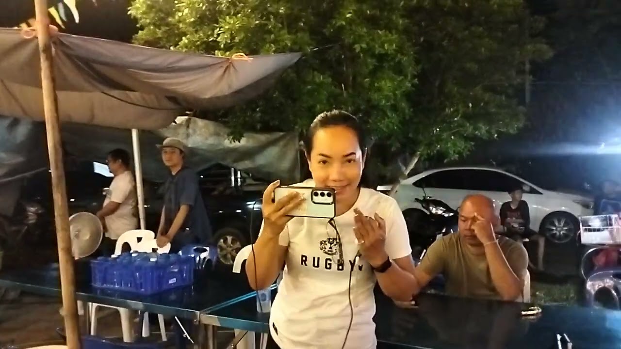 ธิดาลาวพร้อมทีมงานบ้านศรีวิไลมาถึงหน้างานแล้ว