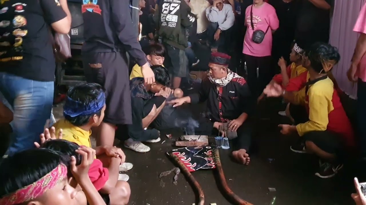 Ritual ngukus di seni benjang PMB sebelum.kuda.lumping turun ke.sawah//live vijayakusuma cipadung 