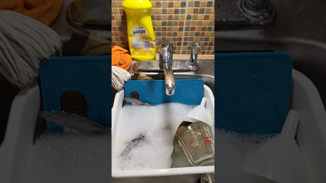 How to clean the dishes fast !! #gasgasgas #sunlight #dishes #clean #shorts #fast #initiald