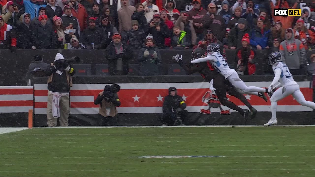 David Njoku dives for the touchdown grab