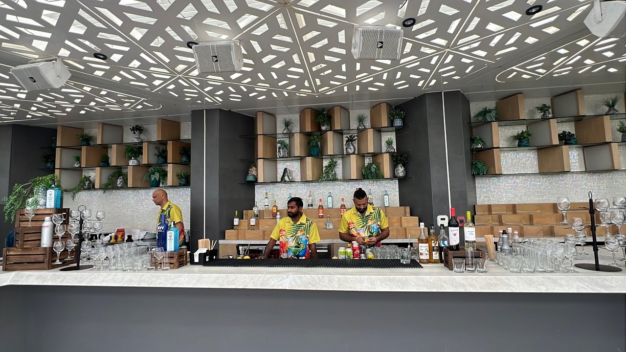 Live at barat wedding at emirates place hotel Abu Dhabi @DR Vlogg please share and subscribe 