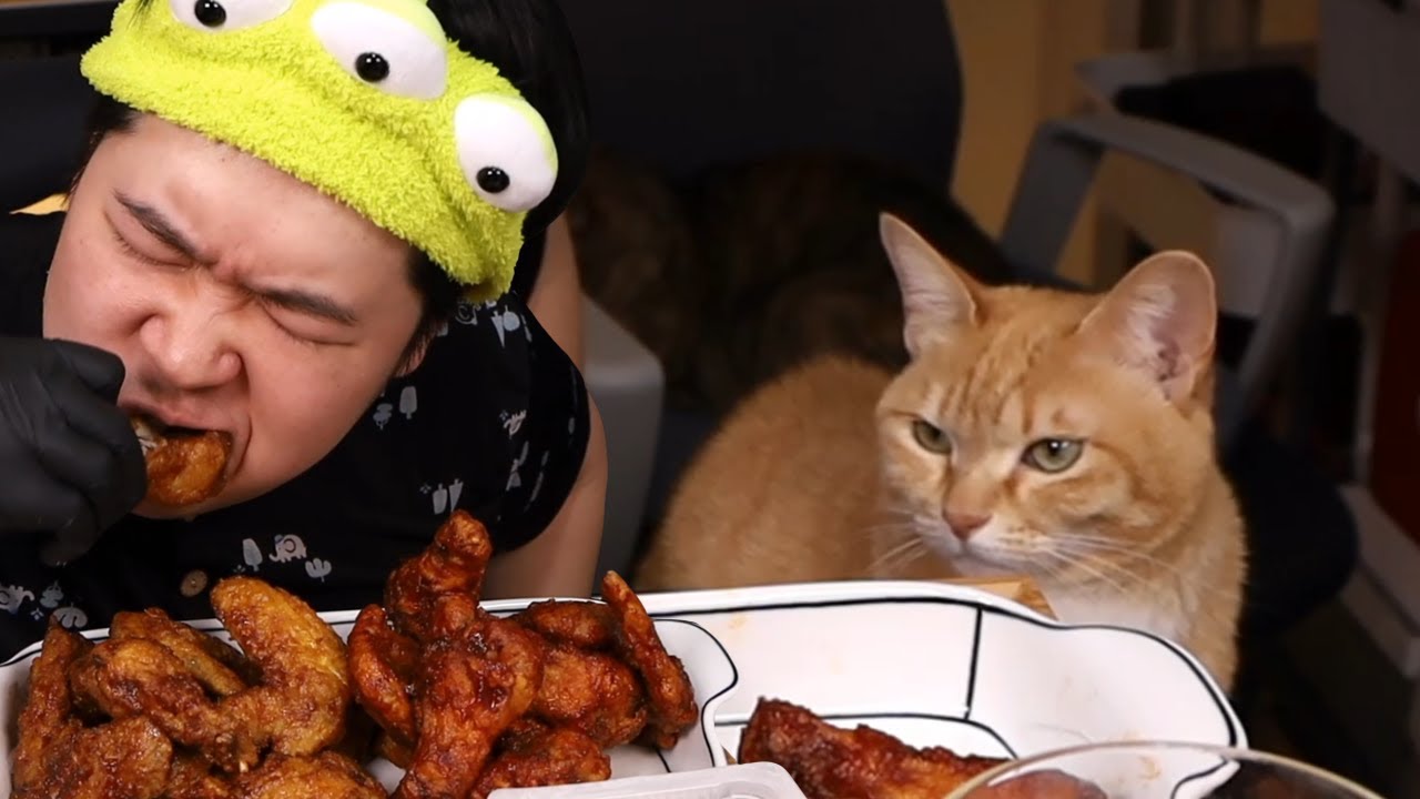 치킨 먹는데 옆에서 눈치 줌