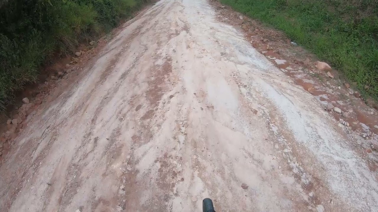 Subida forte de bicicleta, pedal forte