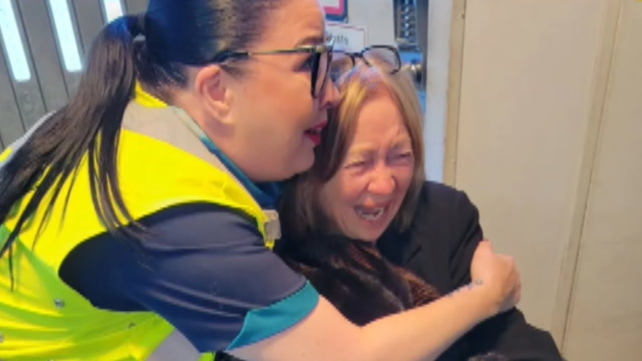 Flight Attendant Thanks Her Favorite Teacher on Intercom
