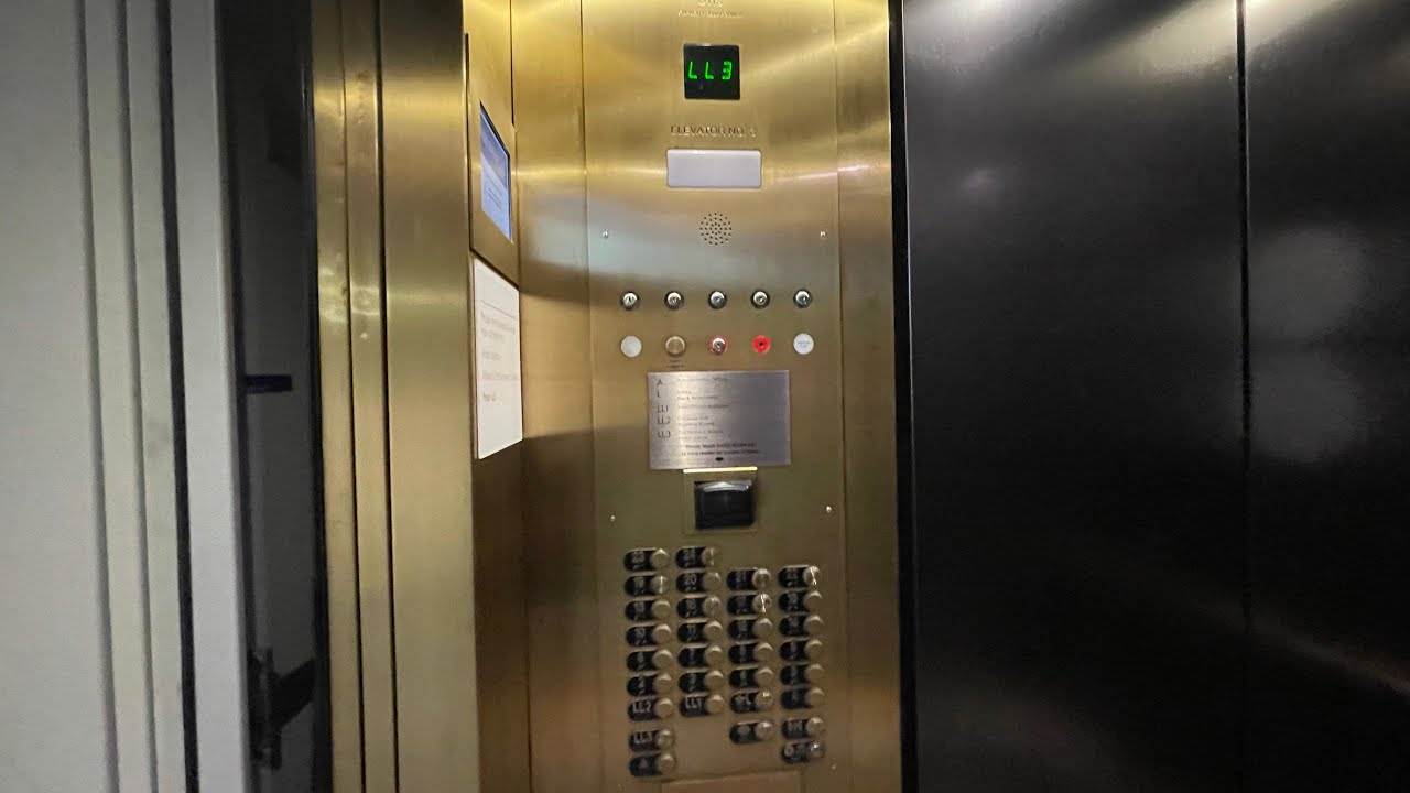 Загруженные лифты Otis Traction в башне International Tower отеля Hyatt Regency в Атланте, штат Д...