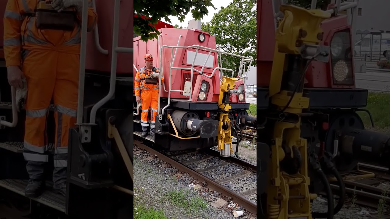 🚆 Voith Gravita 10 BB - DB 261 030-1 rangiert allein im Port of Kiel am Bahn&uuml;bergang zur H&ouml;rnbr&uuml;cke