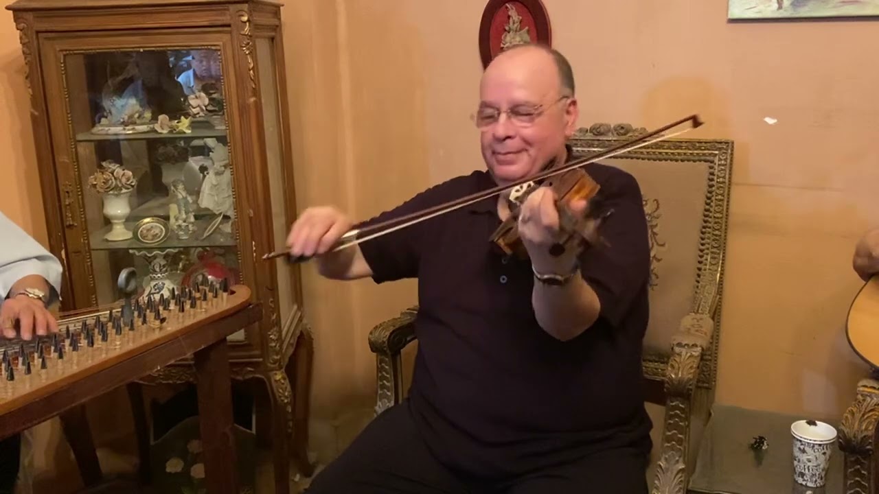 وائل ابو بكر فى صالون د خليل الديواني يعزف ( غلبت اصالح فى روحي )