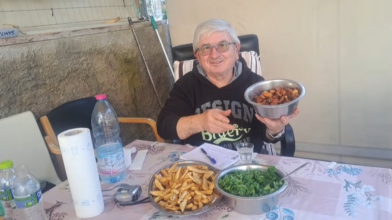 Παραδοσιακές χοιρινές τσιγαρίδες και πολλές ευχές για το νέο χρόνο. 