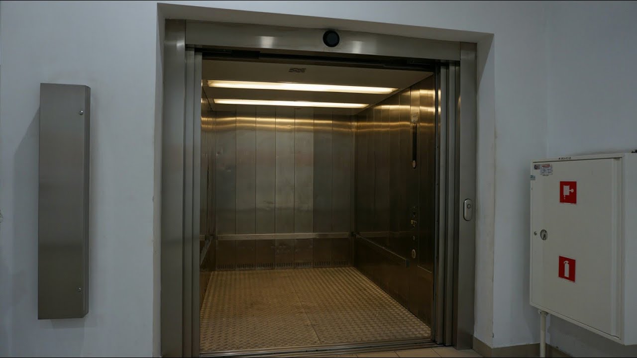 2010 KONE Ecodisc freight elevator @Galeria Victoria, ul. 1 Maja 64-68, Wałbrzych, Poland.