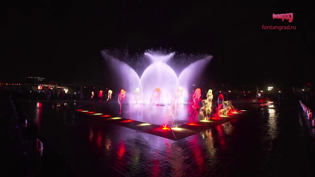 Dry deck fountain with Jet Cutters and Foaming Jet nozzles