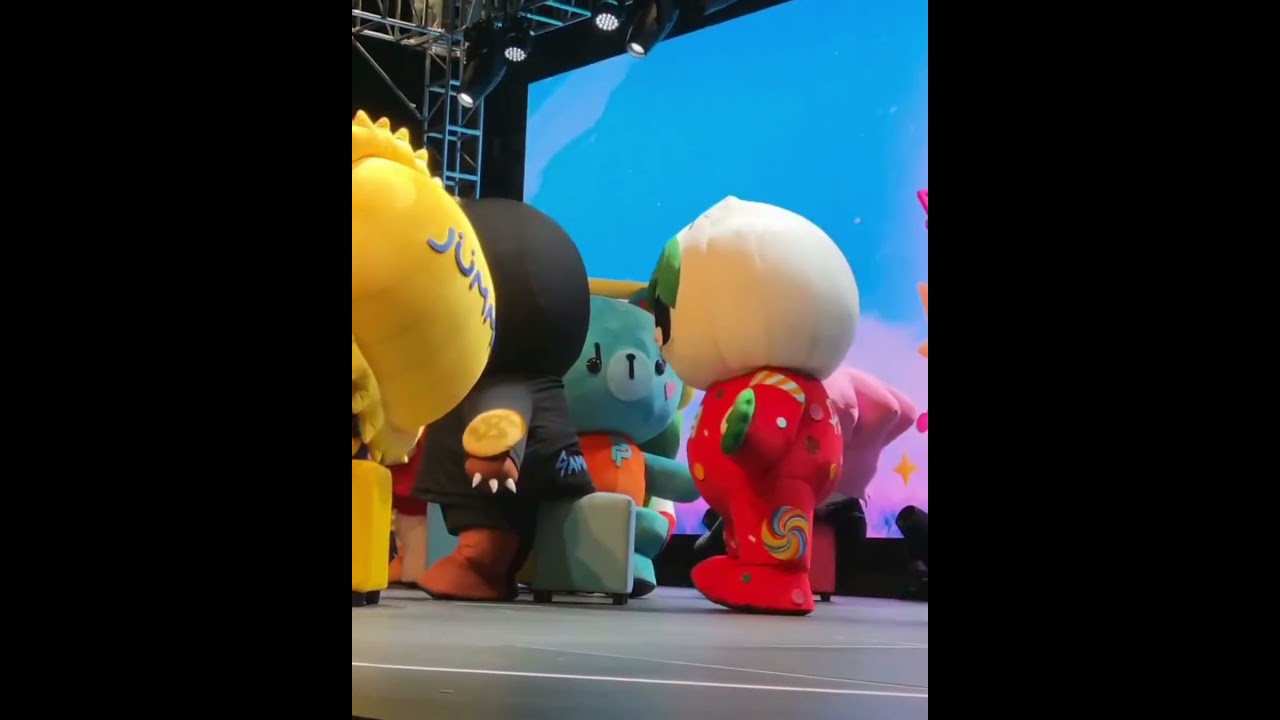 Paody helping Samruay to sit as he's already out of the game 🤏🏻🥰 #paody #samruay #gmmtvfanival