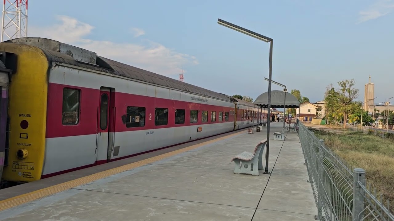 ท้ายขบวน มีตู้ JR และตู้ประชุมมาด้วย รถด่วนพิเศษทักษิณ 37/45 จอดบ้านโป่ง Special Express train 37/45