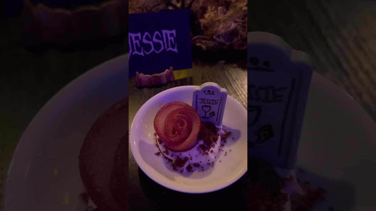 Epic Halloween Dinner Party ideas! 💀🎃🍷