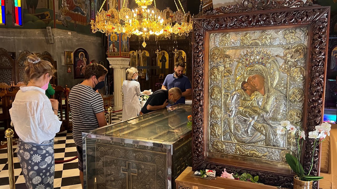 Στον θαυματουργό ΑΓΙΟ ΕΦΡΑΙΜ - ΝΕΑ ΜΑΚΡΗ ΤΩΡΑ- Ο κόσμος …λυγίζει πάνω στο σκήνωμα του!!