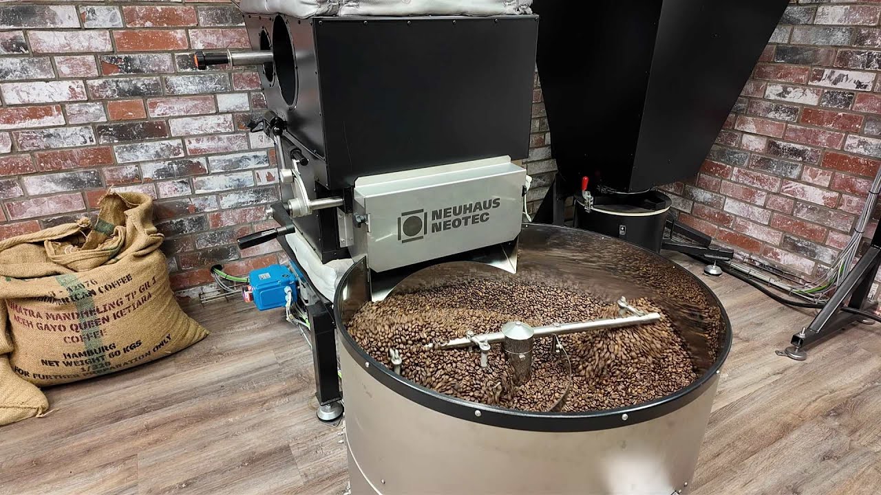 NEOROAST Hot Air Roaster - NEOROAST 15 in operation