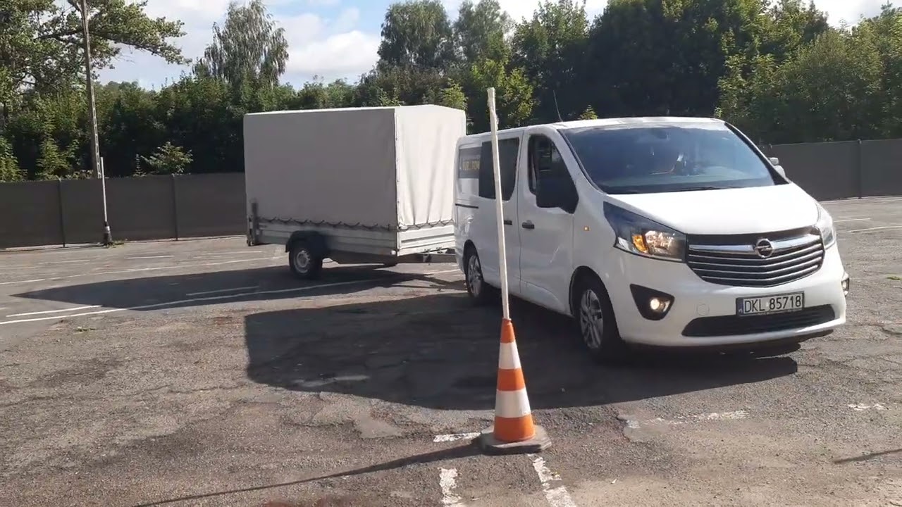 Kat.B+E parkowanie przodem prostopadłe, wjazd od prawej z korektą.