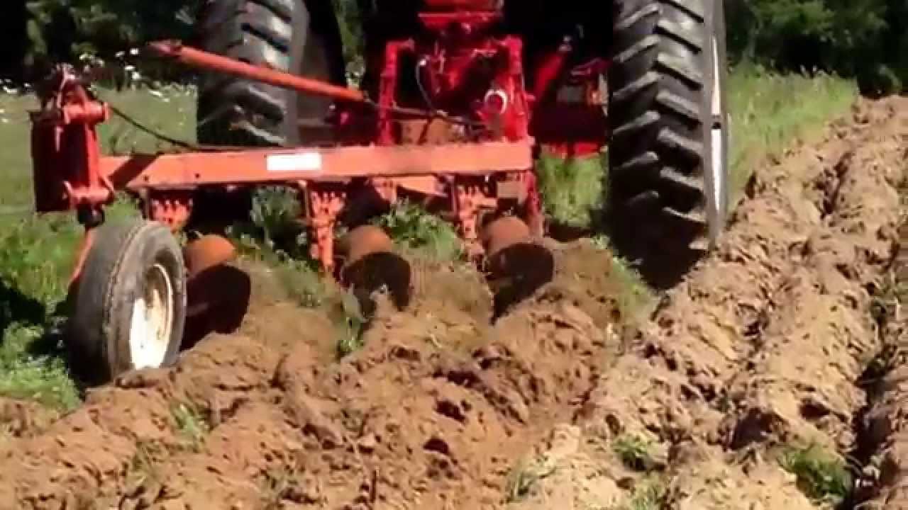 International 986 with three bottom plow Allis Chalmers