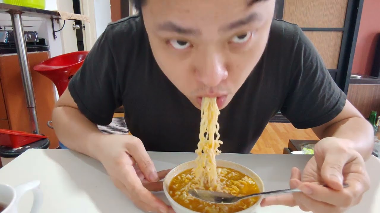 Supper chef in Kuala Lumpur cook egg maggi 