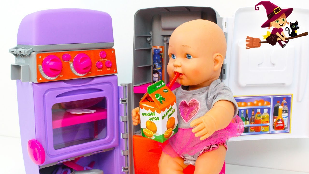 LA BEBE JUEGA con su COCINITA de juguetes PORTÁTIL 🍽️