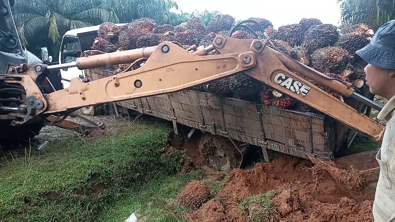 Lori Masuk Longkang Nyaris Terbalik Kerana Jalan Yang Licin